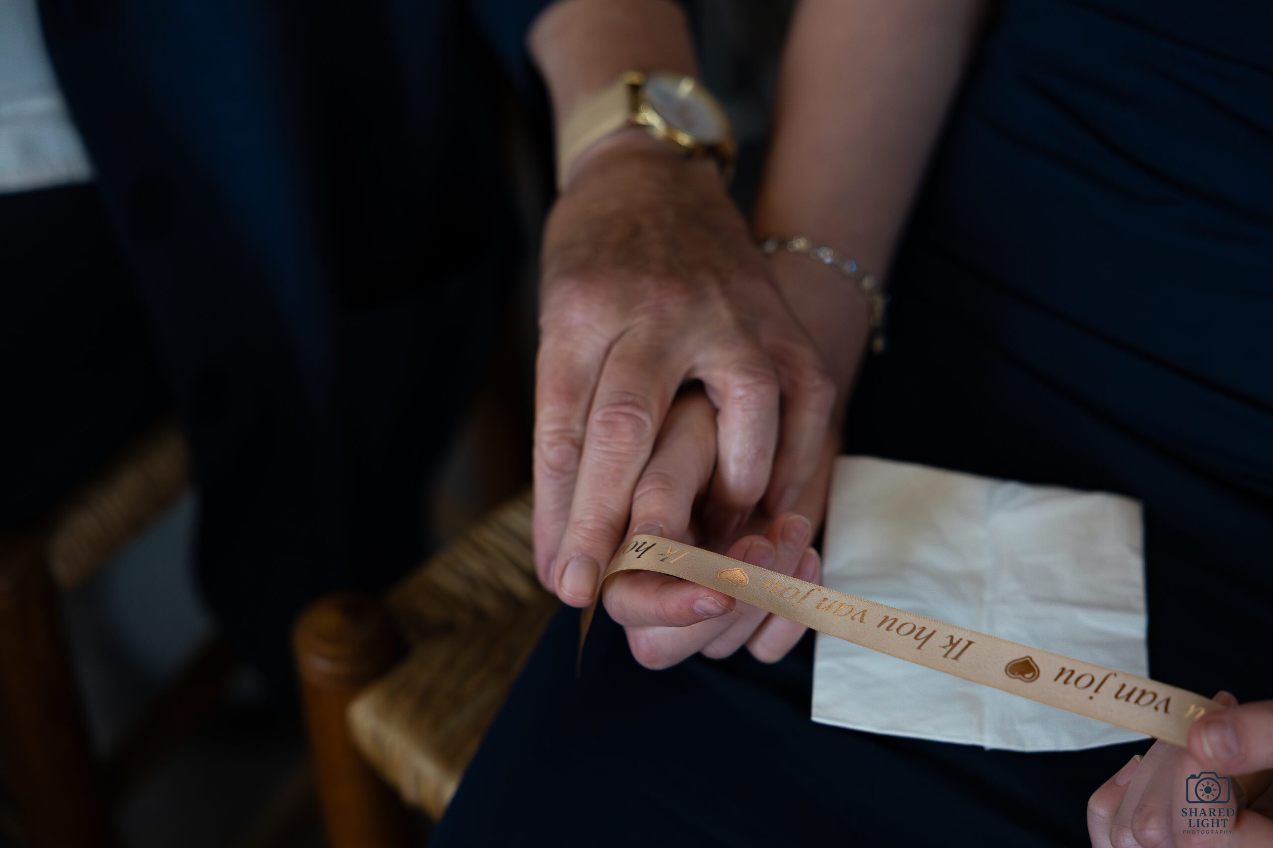 handen die een lint van het lintenritueel vasthouden